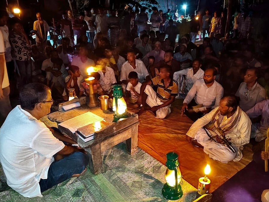 পাবনার চাটমোহরে প্রদীপের আলোয় ফিরল হারিয়ে যাওয়া পুঁথিপাঠের ঐতিহ্য