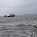 বঙ্গোপসাগরে ট্রলারডুবির ঘটনায় নিখোঁজ পাঁচ জেলের উদ্ধার অভিযান সম্পন্ন