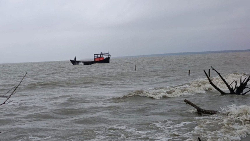 বঙ্গোপসাগরে ট্রলারডুবির ঘটনায় নিখোঁজ পাঁচ জেলের উদ্ধার অভিযান সম্পন্ন