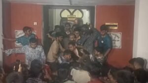 ঢাবির ফজলুল হক হলে প্রভোস্টের পদত্যাগ দাবিতে ছাত্রদল-শিবির সংঘর্ষ