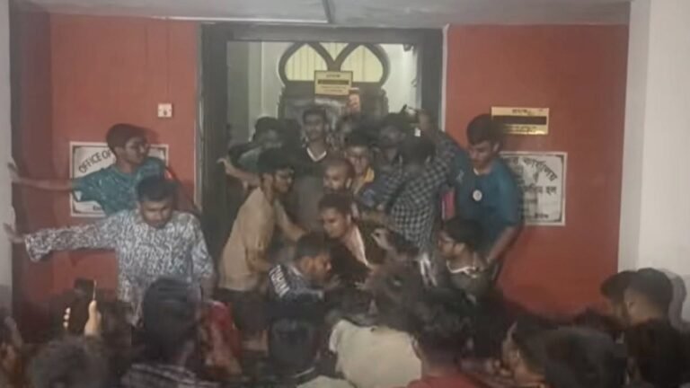 ঢাবির ফজলুল হক হলে প্রভোস্টের পদত্যাগ দাবিতে ছাত্রদল-শিবির সংঘর্ষ