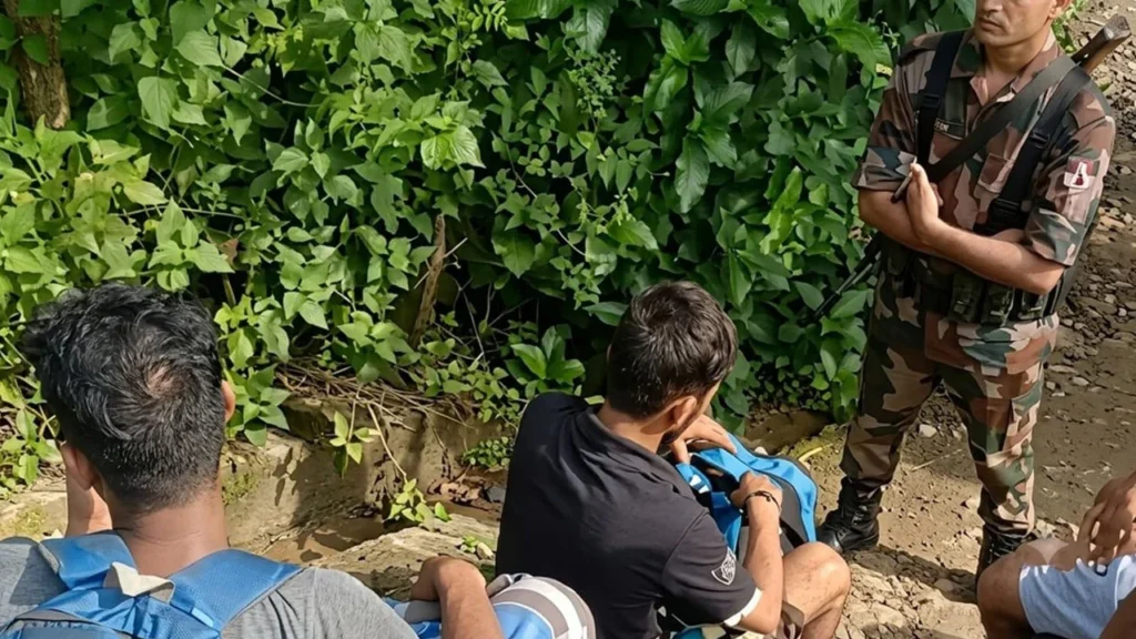শেরপুরের নালিতাবাড়ী সীমান্তে অবৈধভাবে ভারত থেকে ফেরার সময় ১২ বাংলাদেশি আটক