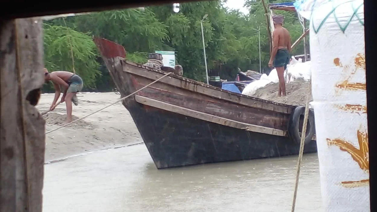 পটুয়াখালীর চর হেয়ার থেকে বালু উত্তোলনের অভিযোগ ইউপি সদস্যের বিরুদ্ধে