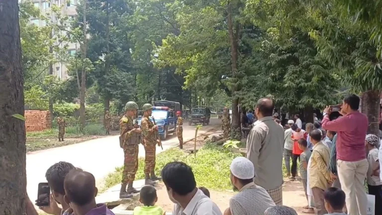 ফৌজদারহাটে জলিল টেক্সটাইলের জমিতে সমরাস্ত্র কারখানা: পাওনা দাবিতে শ্রমিকদের বিক্ষোভ
