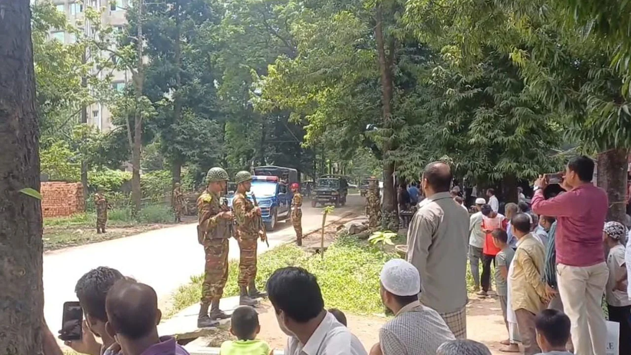 ফৌজদারহাটে জলিল টেক্সটাইলের জমিতে সমরাস্ত্র কারখানা: পাওনা দাবিতে শ্রমিকদের বিক্ষোভ