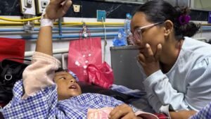 নেপালে বন্যার ভয়াবহতায় গাছে চড়ে বেঁচে ফেরা শিশু জোয়াল ঘালের মায়ের সঙ্গে পুনর্মিলন