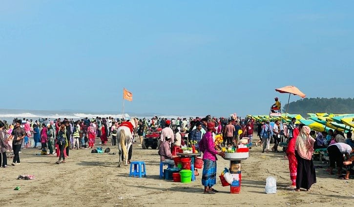 টানা ছুটিতে পর্যটকদের পদচারণায় মুখর কক্সবাজার, হোটেল বুকিং ৯০ শতাংশ