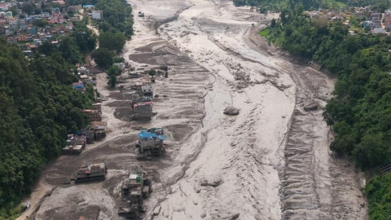 কূটনৈতিক চাপে সিদ্ধান্ত বদল: নেপালের উদ্ধারকাজে যোগ দিচ্ছে বিদেশি বিশেষজ্ঞ দল