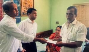 কলকাতায় অগ্নিকাণ্ডে নিহত সাংবাদিক দেবাশীষের পরিবারের পাশে আজকের পত্রিকা