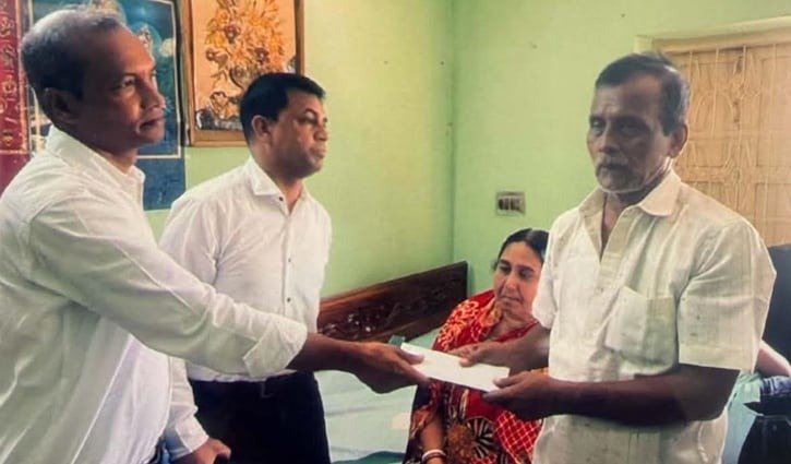 কলকাতায় অগ্নিকাণ্ডে নিহত সাংবাদিক দেবাশীষের পরিবারের পাশে আজকের পত্রিকা