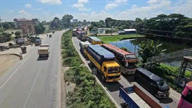ঢাকা-চট্টগ্রাম মহাসড়কে ২৪ ঘণ্টা পর স্বাভাবিক যান চলাচল