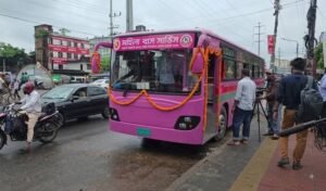 চট্টগ্রামে নারীদের জন্য বিশেষ গোলাপি বাস সার্ভিসের যাত্রা শুরু
