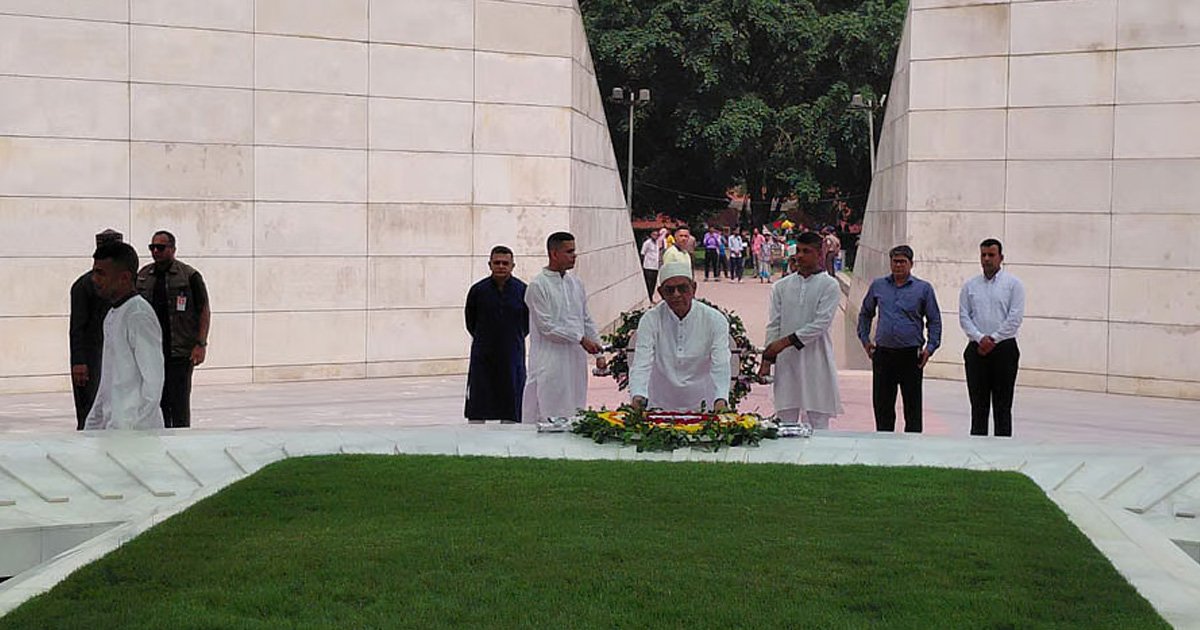 শপথ গ্রহণের আগে জিয়াউর রহমান ও খালেদা জিয়ার কবরে শ্রদ্ধা জানালেন মির্জা ফখরুল