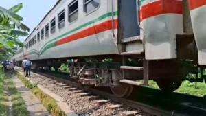 জয়পুরহাটে বরেন্দ্র এক্সপ্রেসের চাকার স্প্রিং ভেঙে তিন ঘণ্টা ট্রেন চলাচল বন্ধ