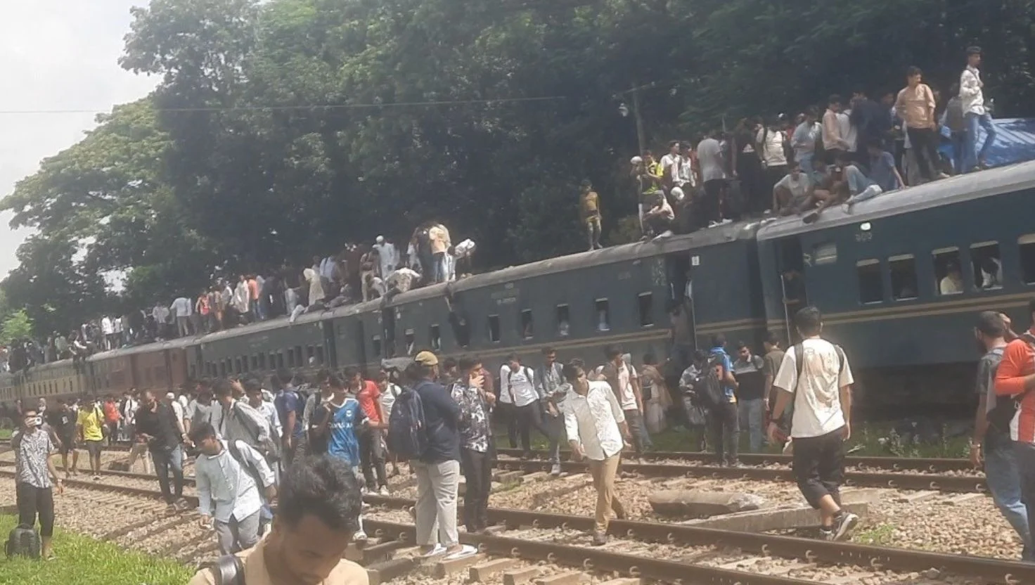 সীতাকুণ্ডে পর্যটকের ঢল: রেলসেবার অব্যবস্থাপনায় চরম ভোগান্তি ও নিরাপত্তা ঝুঁকি