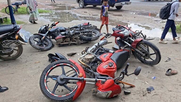 নাটোরের বড়াইগ্রামে বিআরটিসি কাউন্টারের নিয়ন্ত্রণ নিয়ে সংঘর্ষে ১০ বিএনপি নেতাকর্মী আহত