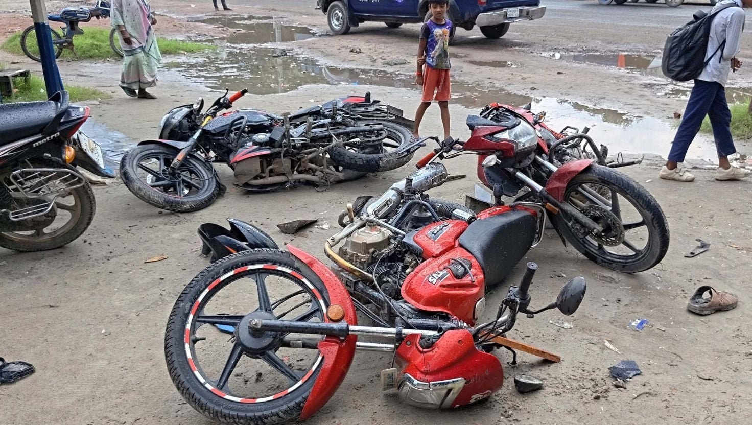 নাটোরের বড়াইগ্রামে বিআরটিসি কাউন্টারের নিয়ন্ত্রণ নিয়ে সংঘর্ষে ১০ বিএনপি নেতাকর্মী আহত