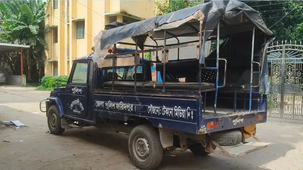 ফরিদপুরে দুই পক্ষের সংঘর্ষ ও পুলিশের গাড়িতে হামলা: পরিস্থিতি নিয়ন্ত্রণে