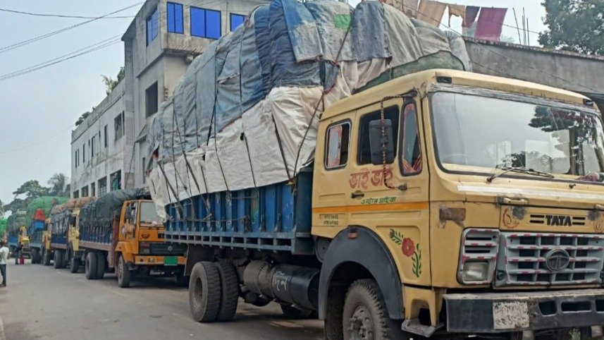 পদ্মার তীব্র স্রোতে নাজিরগঞ্জ-ধাওয়াপাড়া রুটে ফেরি চলাচল বন্ধ