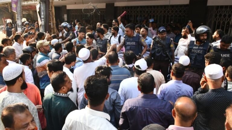 রাজধানীতে ইসলামী ব্যাংকের সামনে সংঘর্ষ, আহত অর্ধশত