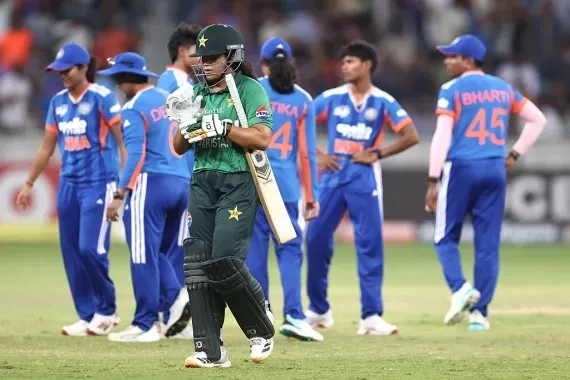 মাইলফলকের ম্যাচে ভারতের কাছে পাকিস্তানের শোচনীয় হার, কোচের মন্তব্যে বিতর্ক