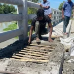 টাঙ্গাইলে ১০ কোটির ব্রিজ নির্মাণে রডের বদলে বাঁশ