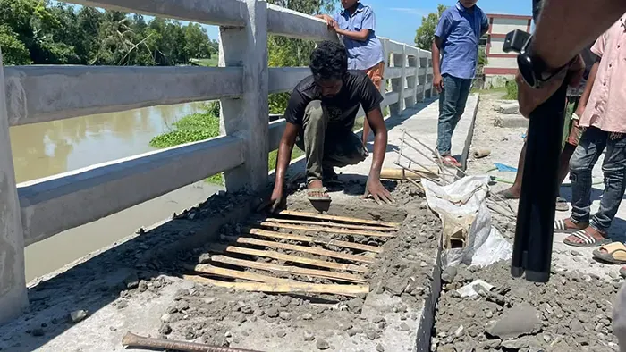 টাঙ্গাইলে ১০ কোটির ব্রিজ নির্মাণে রডের বদলে বাঁশ