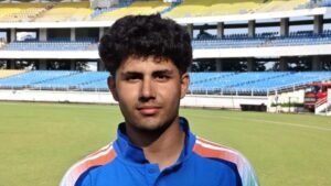 বাবার পরিচয়ের চেয়ে নিজের ব্যাটের রানকে গুরুত্ব দিচ্ছেন আর্যবীর