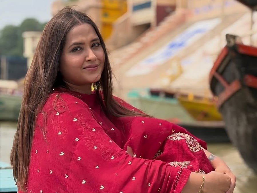 বিহার শরিফে কাজল রাঘবানিকে দেখতে ভিড়, ভাঙল গাড়ির কাচ