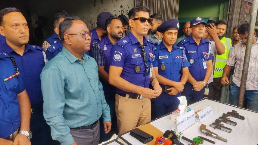অটোরিকশা ওয়ার্কশপের আড়ালে অস্ত্র কারখানা: পেনগান ও পিস্তলসহ আটক ২