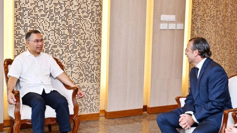 জ্বালানি খাতে বিনিয়োগ বাড়াতে শেভরনকে প্রধানমন্ত্রীর আহ্বান