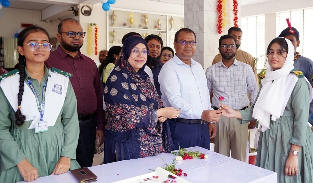 মাইলস্টোন কলেজে বর্ণিল আয়োজনে একাদশ শ্রেণির নবীনবরণ