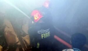 রাজধানীর বাড্ডায় ফার্নিচারের গুদামে অগ্নিকাণ্ড, নিয়ন্ত্রণে ফায়ার সার্ভিস