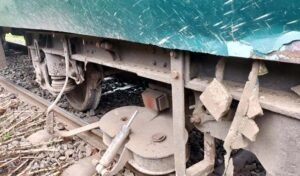 রাজশাহীতে লাইনচ্যুত ঢালারচর এক্সপ্রেস, সারাদেশের সঙ্গে ট্রেন যোগাযোগ বিচ্ছিন্ন