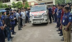 মাদারীপুরে অভিযোগে জড়িত ব্যক্তি নিয়ে ফেরার পথে পিকআপ উল্টে পুলিশ সদস্য নিহত, আহত ৯