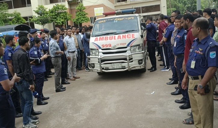 মাদারীপুরে অভিযোগে জড়িত ব্যক্তি নিয়ে ফেরার পথে পিকআপ উল্টে পুলিশ সদস্য নিহত, আহত ৯
