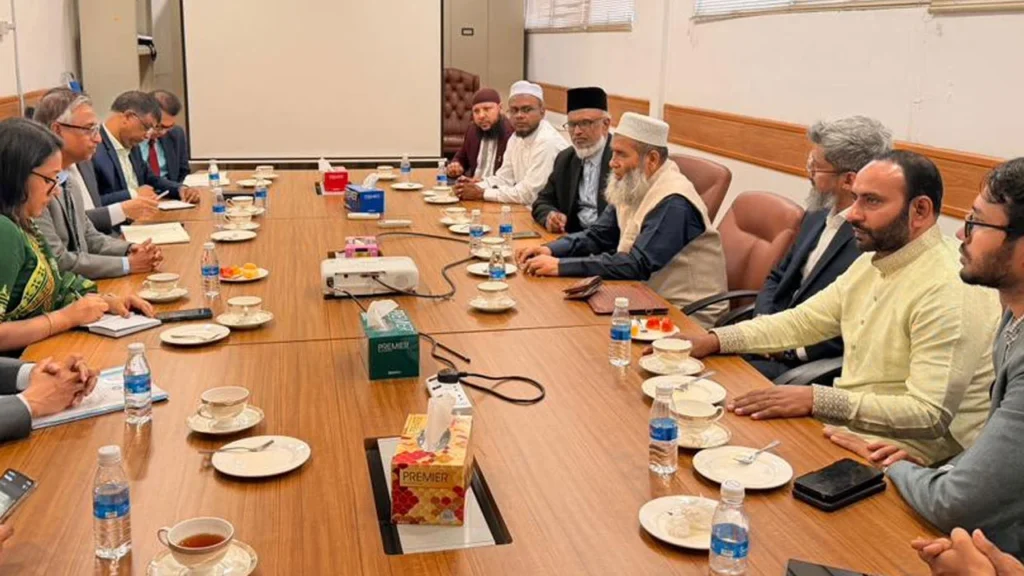 মালয়েশিয়ায় প্রবাসীদের পাসপোর্ট ও শ্রমিক সমস্যা নিয়ে হাইকমিশনে অধ্যাপক মুজিবুর রহমান