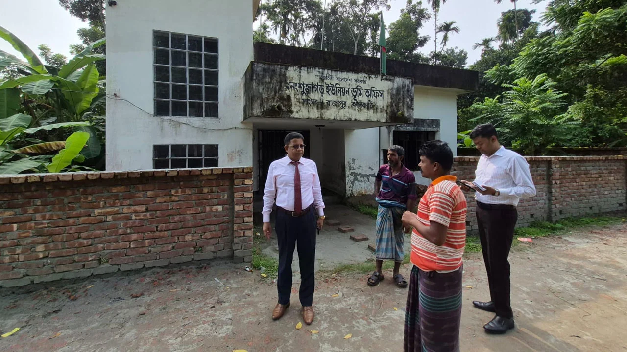 অফিসে অনুপস্থিতি ও তালাবদ্ধ রাখার দায়ে রাজাপুরের ভূমি কর্মকর্তা সাময়িক বরখাস্ত