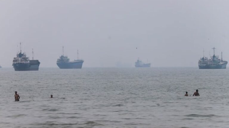 যুক্তরাষ্ট্র-ইরান নতুন করে পাল্টাপাল্টি হামলা, কঠোর ব্যবস্থার হুমকি ট্রাম্পের