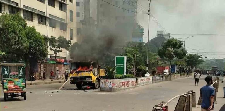মিরপুরে হকার-পুলিশ সংঘর্ষ: গাড়ি ভাঙচুর ও অগ্নিসংযোগ