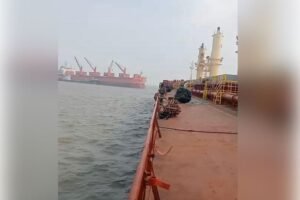 কুতুবদিয়ায় দুই জাহাজের সংঘর্ষে মাঝখানে পড়ল লাইটার