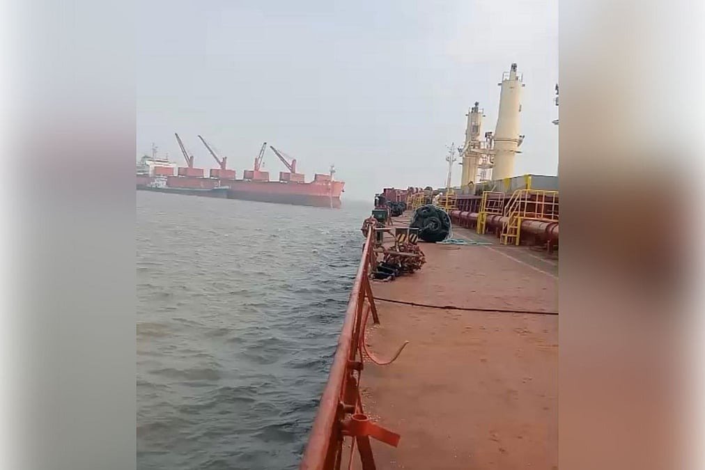 কুতুবদিয়ায় দুই জাহাজের সংঘর্ষে মাঝখানে পড়ল লাইটার