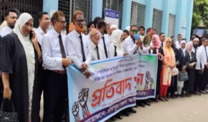 চাঁদপুরে তিন বিচারকের বিরুদ্ধে অনিয়মের অভিযোগ: প্রতিবাদ ও বিক্ষোভ আইনজীবী সমিতির