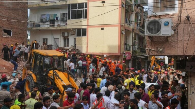নয়াদিল্লিতে পাঁচতলা ভবন ধসে তিনজনের মৃত্যু, ধ্বংসস্তূপে আটকা পড়ার আশঙ্কা