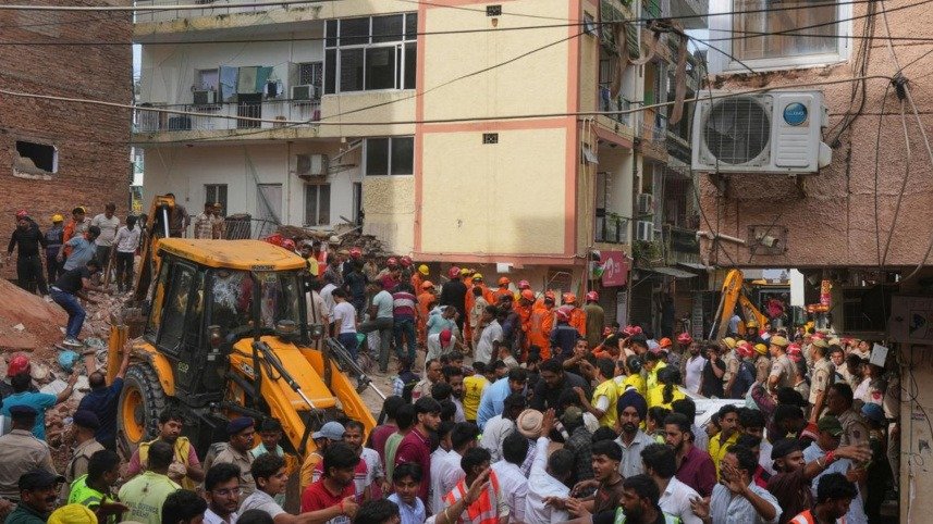 নয়াদিল্লিতে পাঁচতলা ভবন ধসে তিনজনের মৃত্যু, ধ্বংসস্তূপে আটকা পড়ার আশঙ্কা