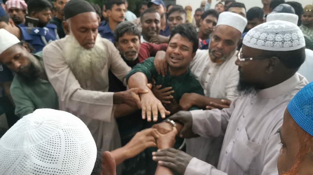 হাতকড়া পরা অবস্থায় মায়ের জানাজায় অংশ নিলেন স্বেচ্ছাসেবক লীগ নেতা রাশেদুল