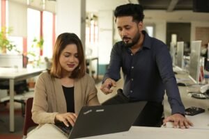 স্নাতক শেষে ক্যারিয়ার গড়ার উপায়: শিক্ষানবিশ হিসেবে আয় ও দক্ষতা অর্জনের কৌশল
