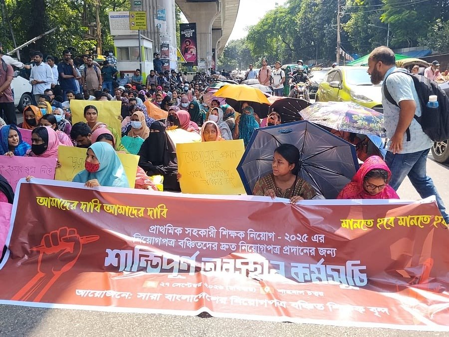 নিয়োগপত্র না পেয়ে শাহবাগে অবস্থান