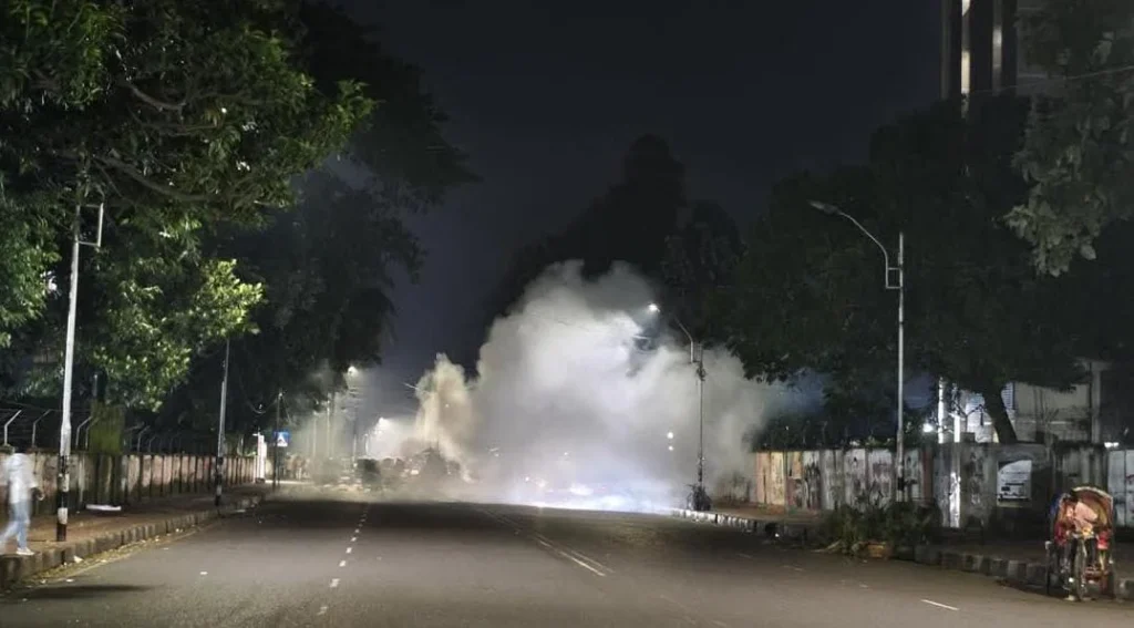ঢাবি ক্যাম্পাসে পরপর তিন ককটেল বিস্ফোরণ
