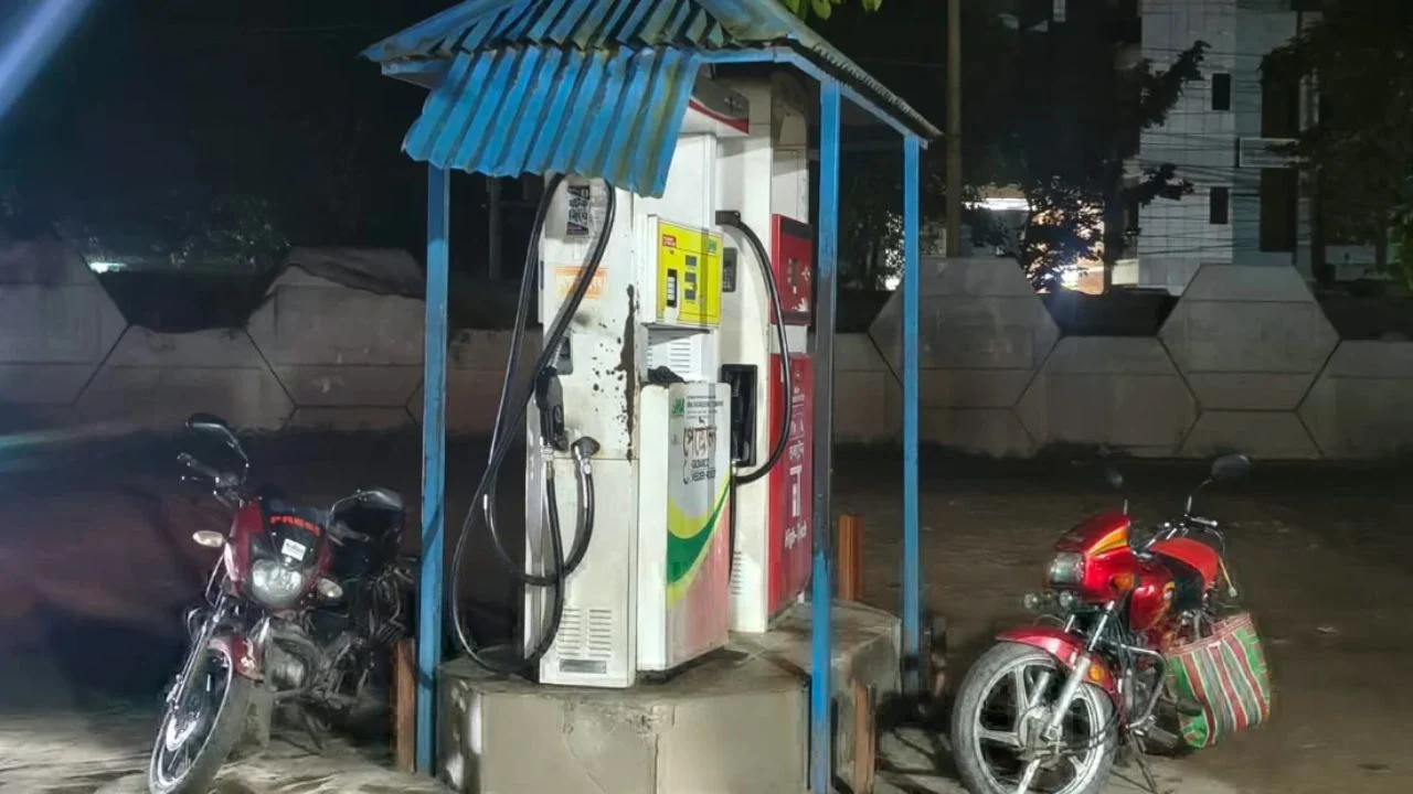 চুয়াডাঙ্গায় জ্বালানি তেলের দাম বাড়ার খবরে পাম্পে বিক্রি বন্ধ